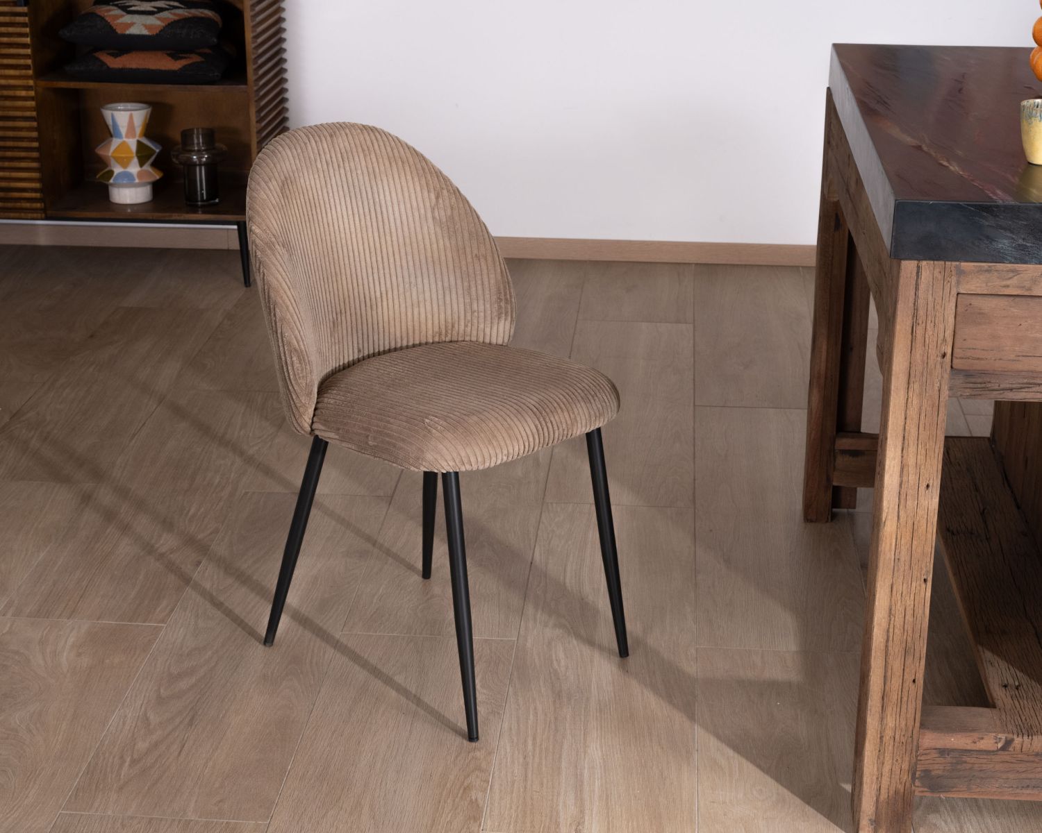 Lot de 4 chaises de repas en velours côtelé taupe esprit vintage "Bellot" 