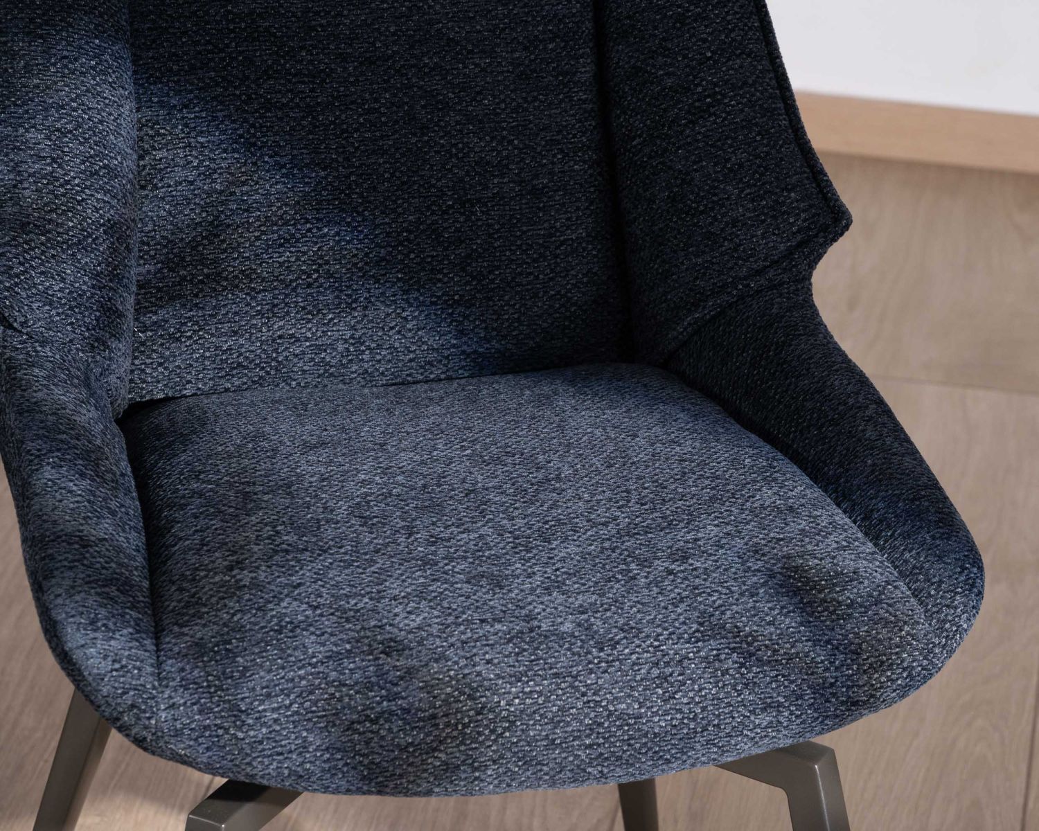 Lot de 2 chaises de repas style vintage en tissu bleu foncé et pieds métal design "Niko"