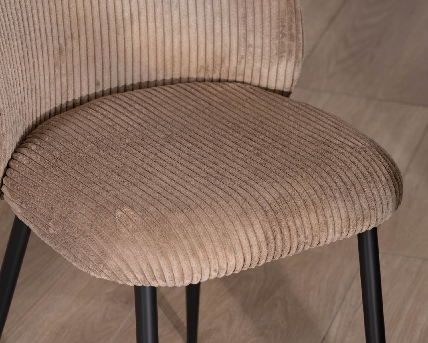 Lot de 4 chaises de repas en velours côtelé taupe esprit vintage "Bellot" 