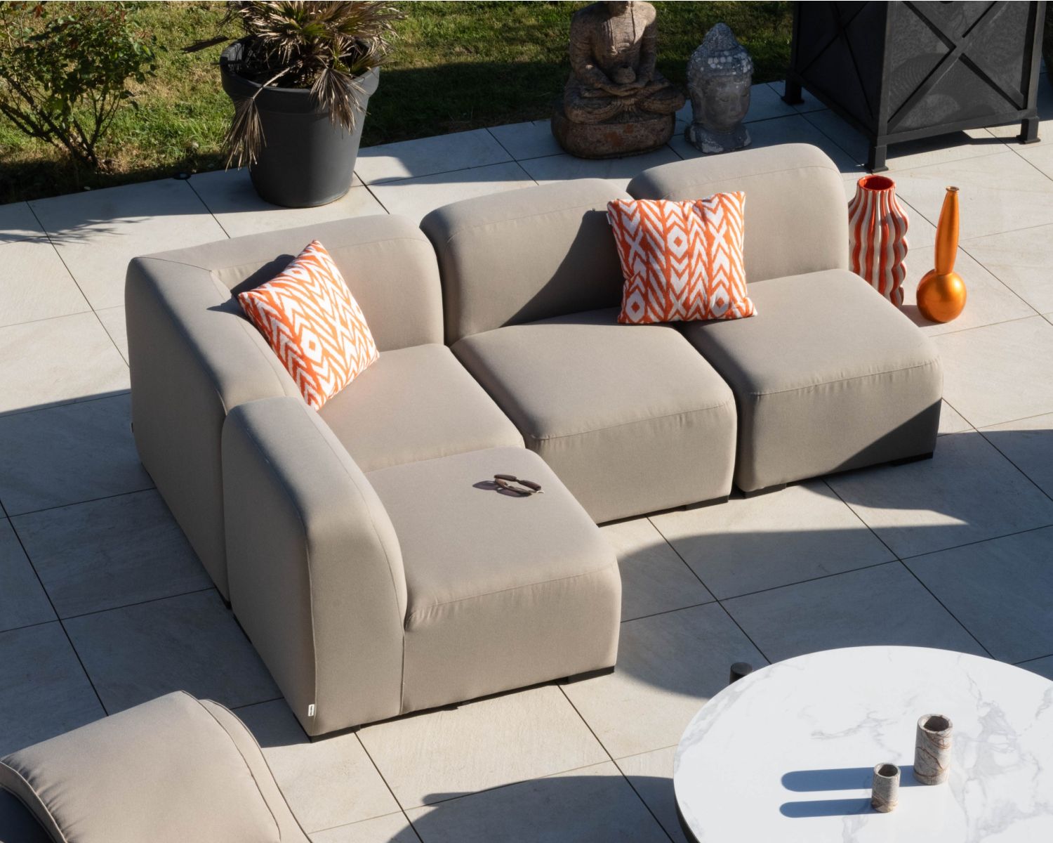 Elément d'assise pour canapé d'extérieur modulaire en tissu taupe "Miroly Bay" design organique