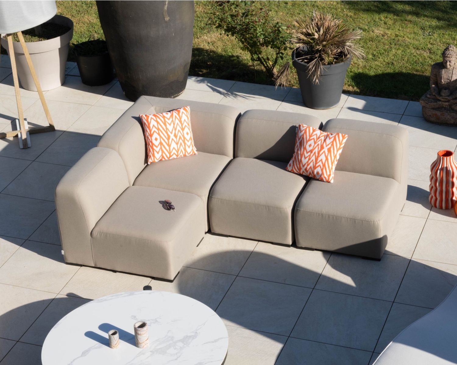 Module d'angle en tissu beige pour canapé d'extérieur modulaire design organique "Miroly Bay"