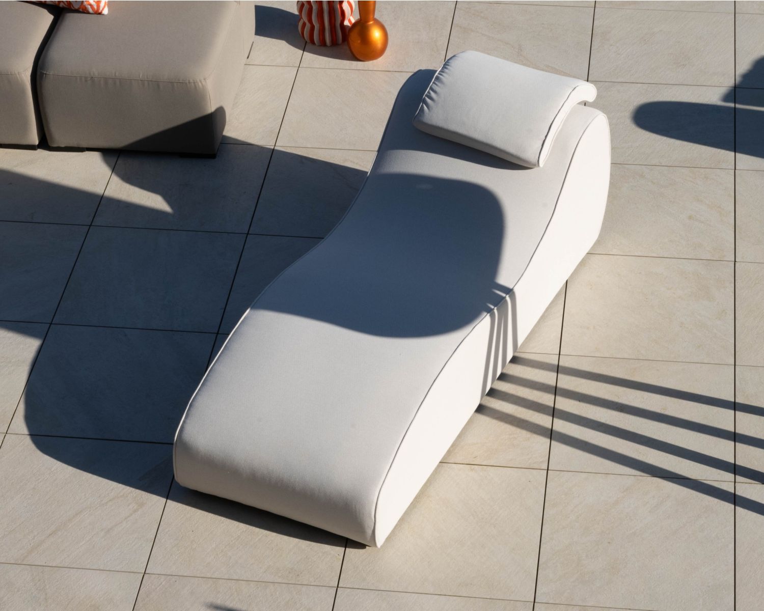 Bain de soleil 1 place design organique en tissu blanc spécial outdoor "Miroly bay"
