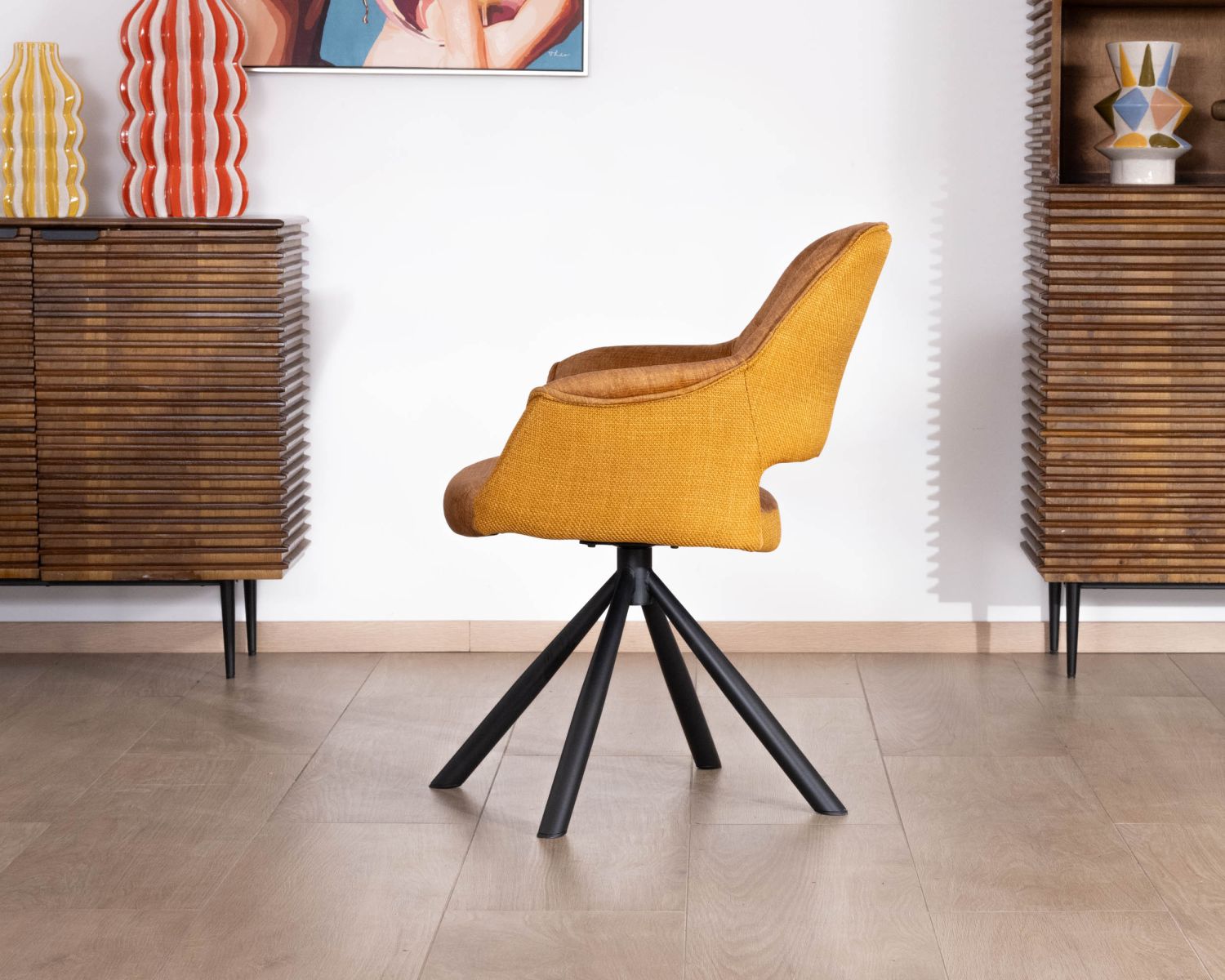 Lot de 2 fauteuils de repas pivotants et enveloppants en tissu bi texturé jaune moutarde "Chilko"