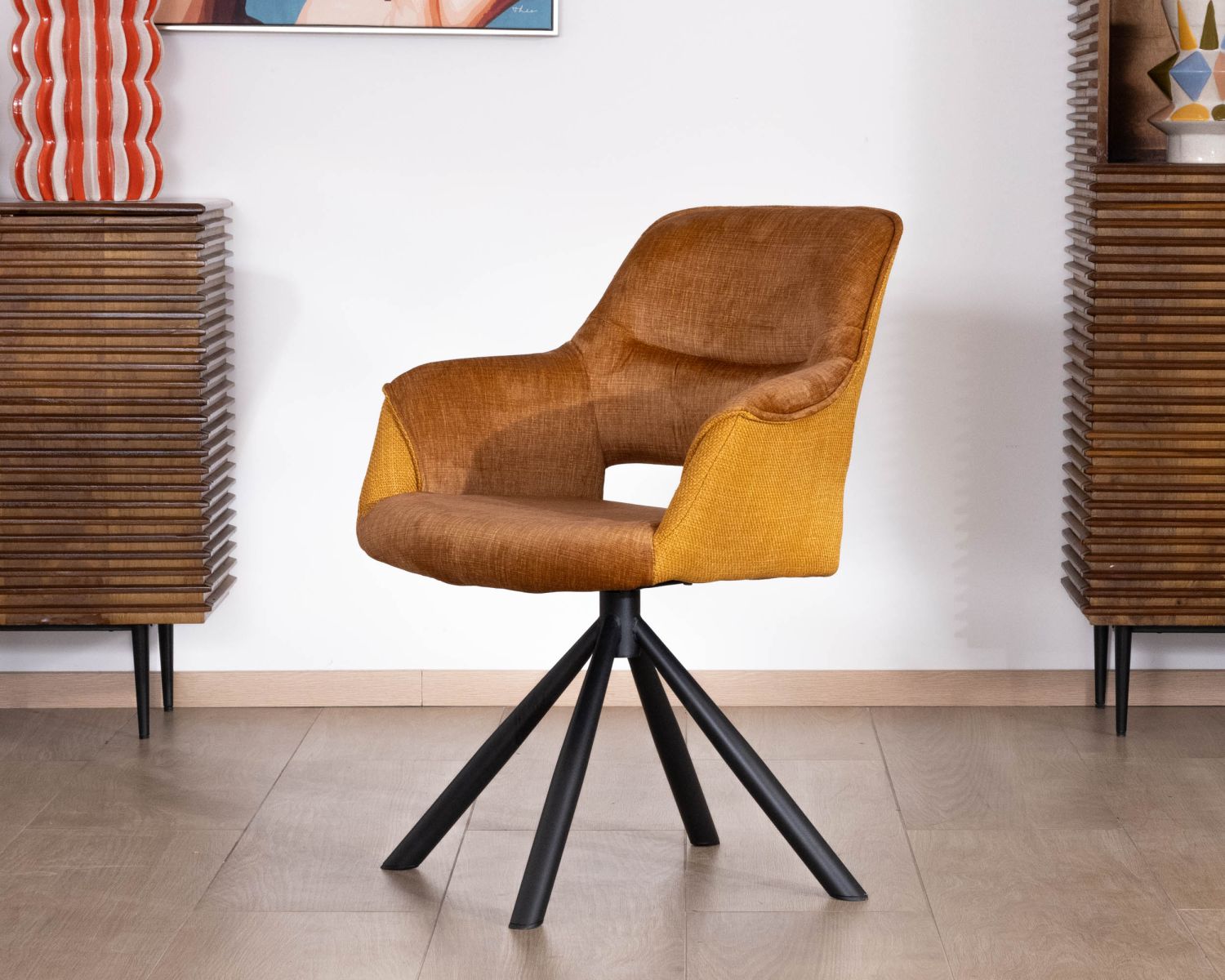 Lot de 2 fauteuils de repas pivotants et enveloppants en tissu bi texturé jaune moutarde "Chilko"