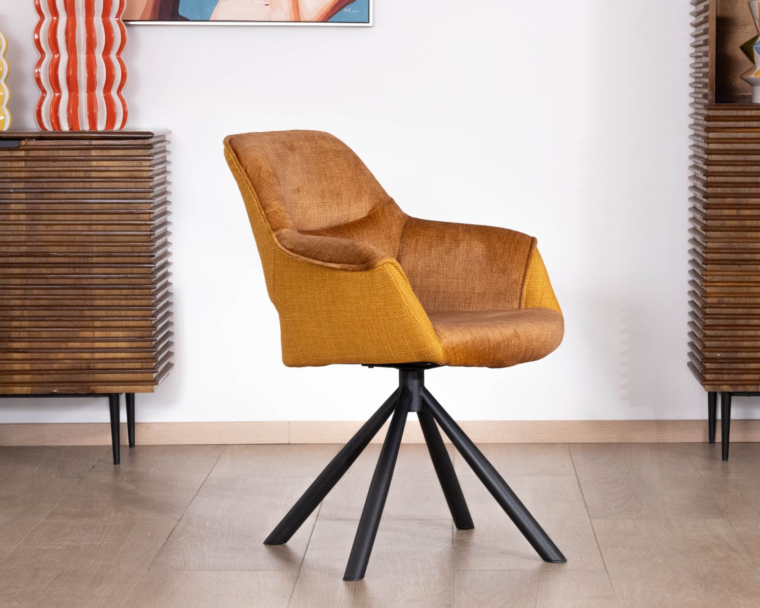 Lot de 2 fauteuils de repas pivotants et enveloppants en tissu bi texturé jaune moutarde "Chilko"