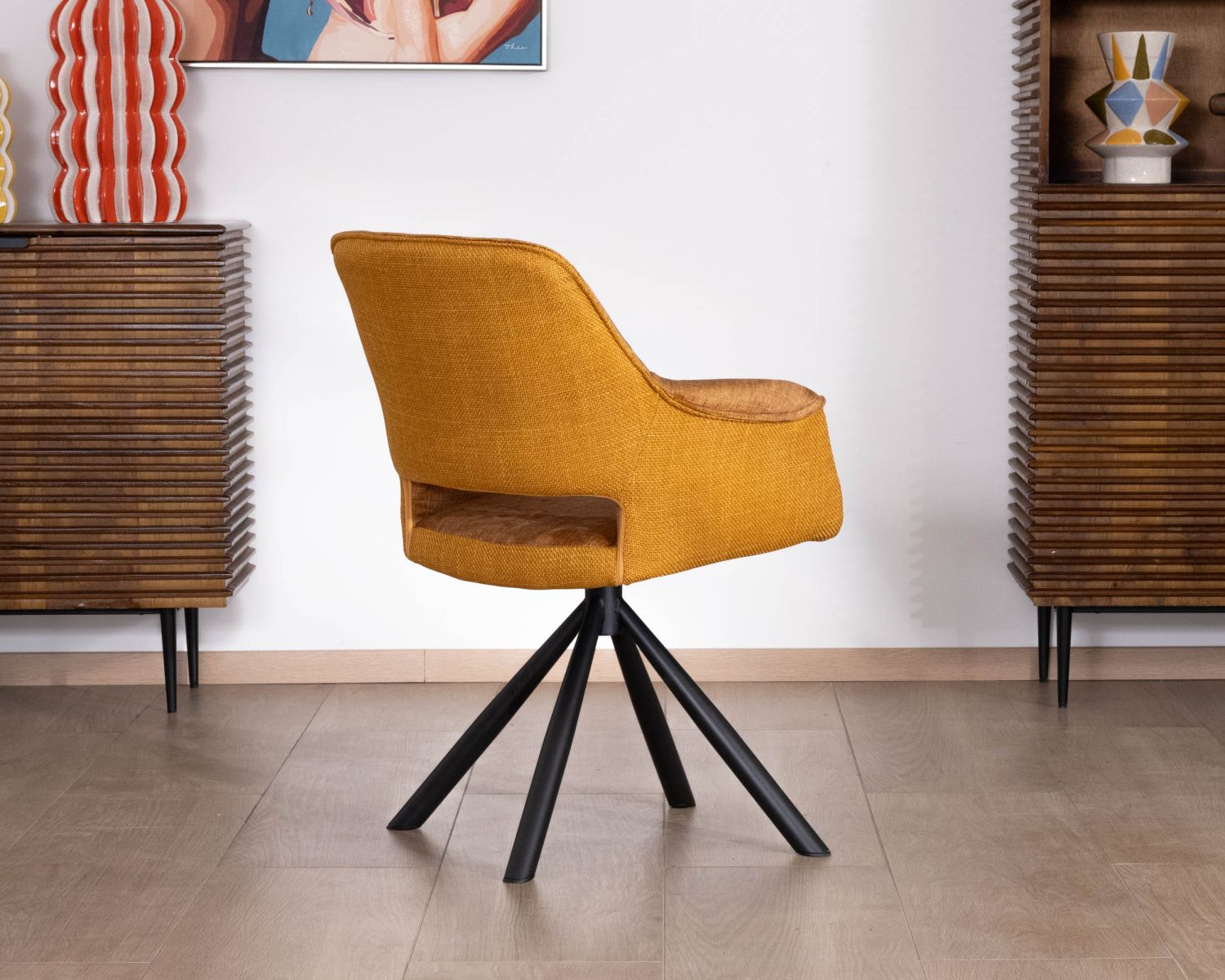 Lot de 2 fauteuils de repas pivotants et enveloppants en tissu bi texturé jaune moutarde "Chilko"