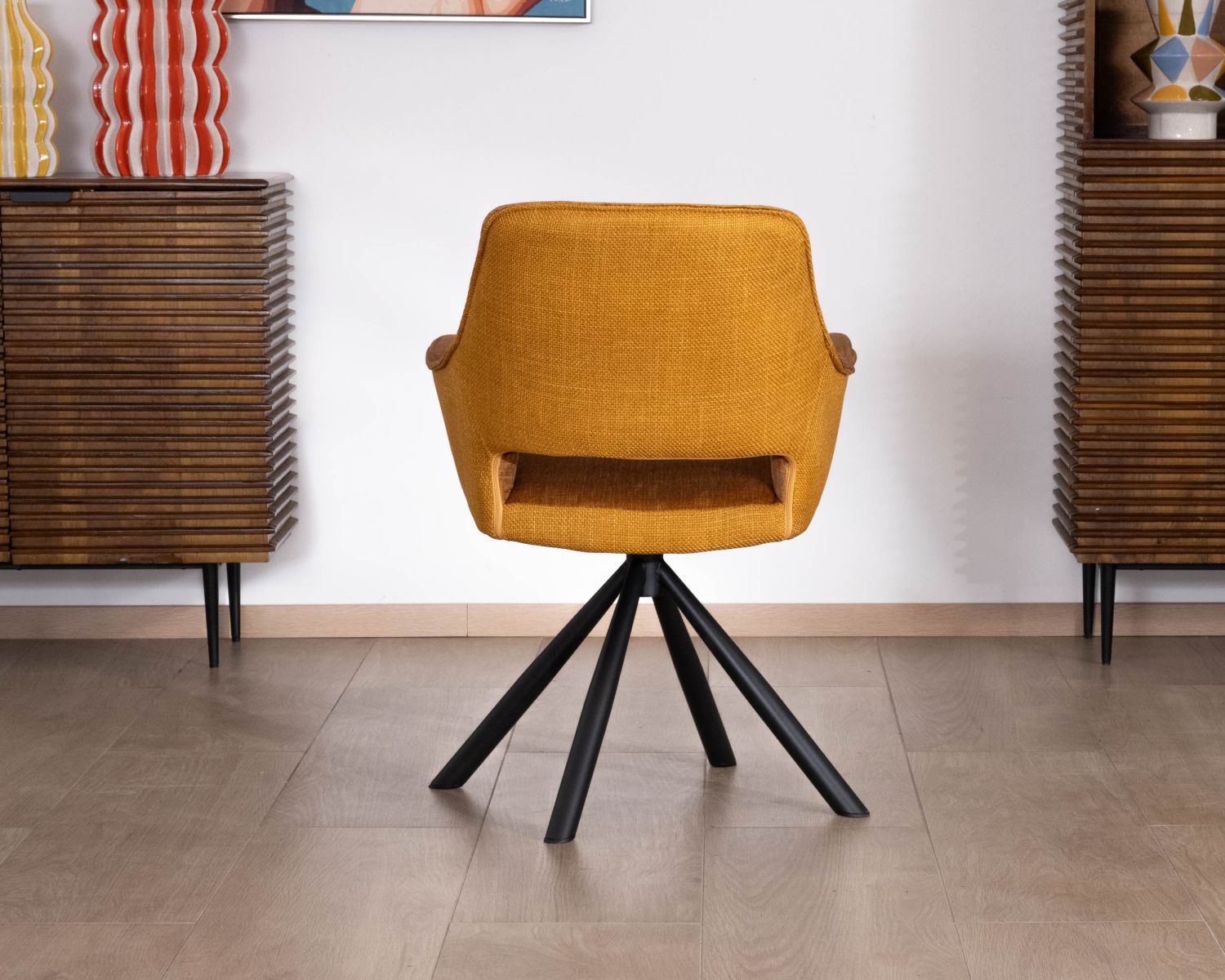 Lot de 2 fauteuils de repas pivotants et enveloppants en tissu bi texturé jaune moutarde "Chilko"