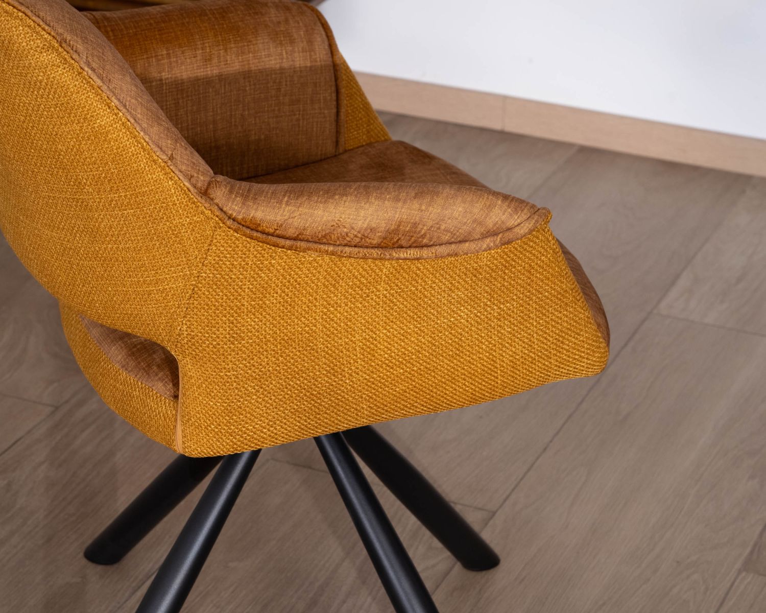 Lot de 2 fauteuils de repas pivotants et enveloppants en tissu bi texturé jaune moutarde "Chilko"