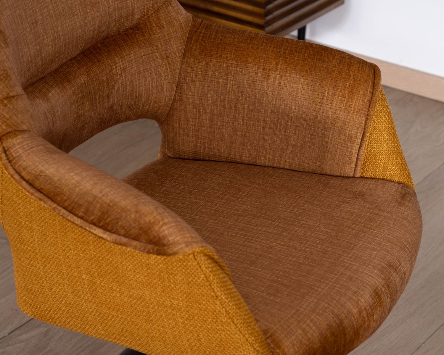 Lot de 2 fauteuils de repas pivotants et enveloppants en tissu bi texturé jaune moutarde "Chilko"