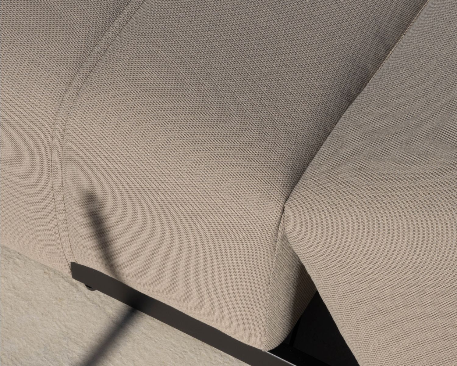 Bain de soleil design épuré en tissu spécial extérieur "Sunset Bay" taupe avec surpiqures