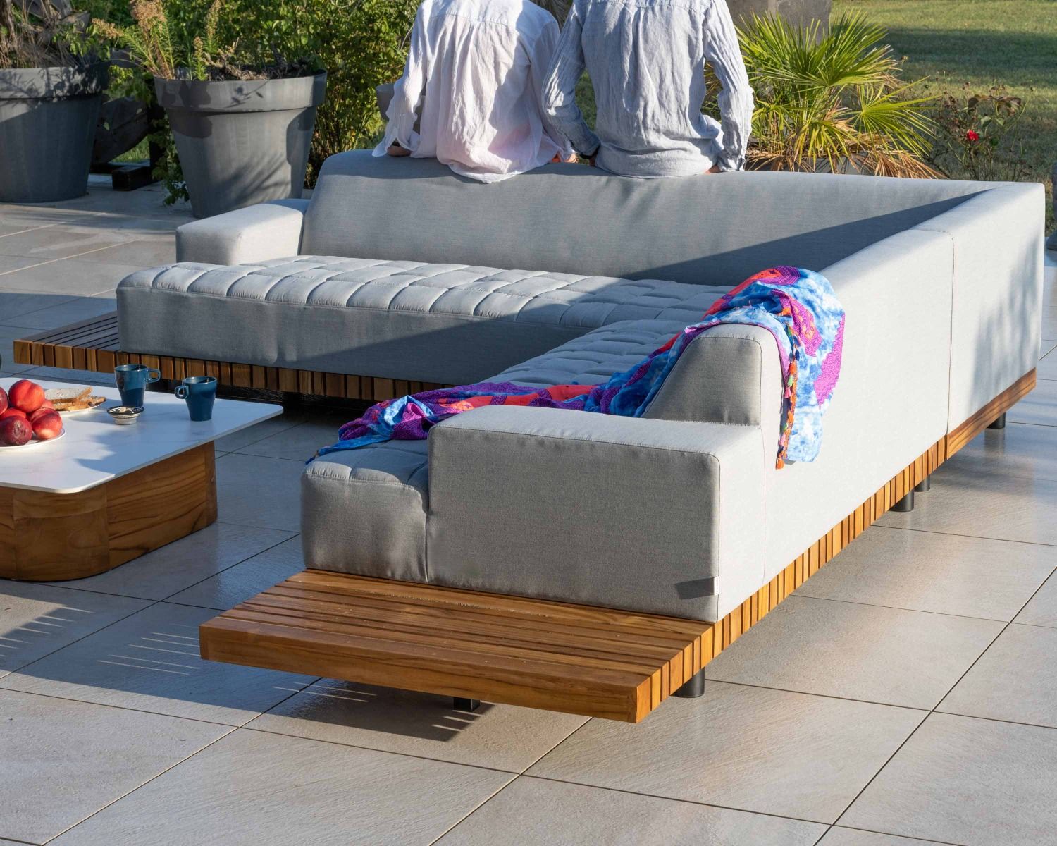 Canapé haut de gamme avec retour droit tissu Sunbrella gris clair "Lombok"