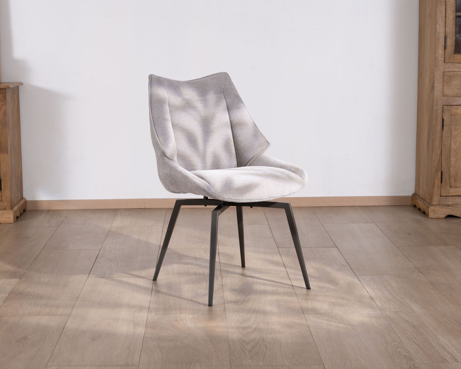 Lot de 2 chaises de repas design et enveloppantes en tissu gris clair "Niko"