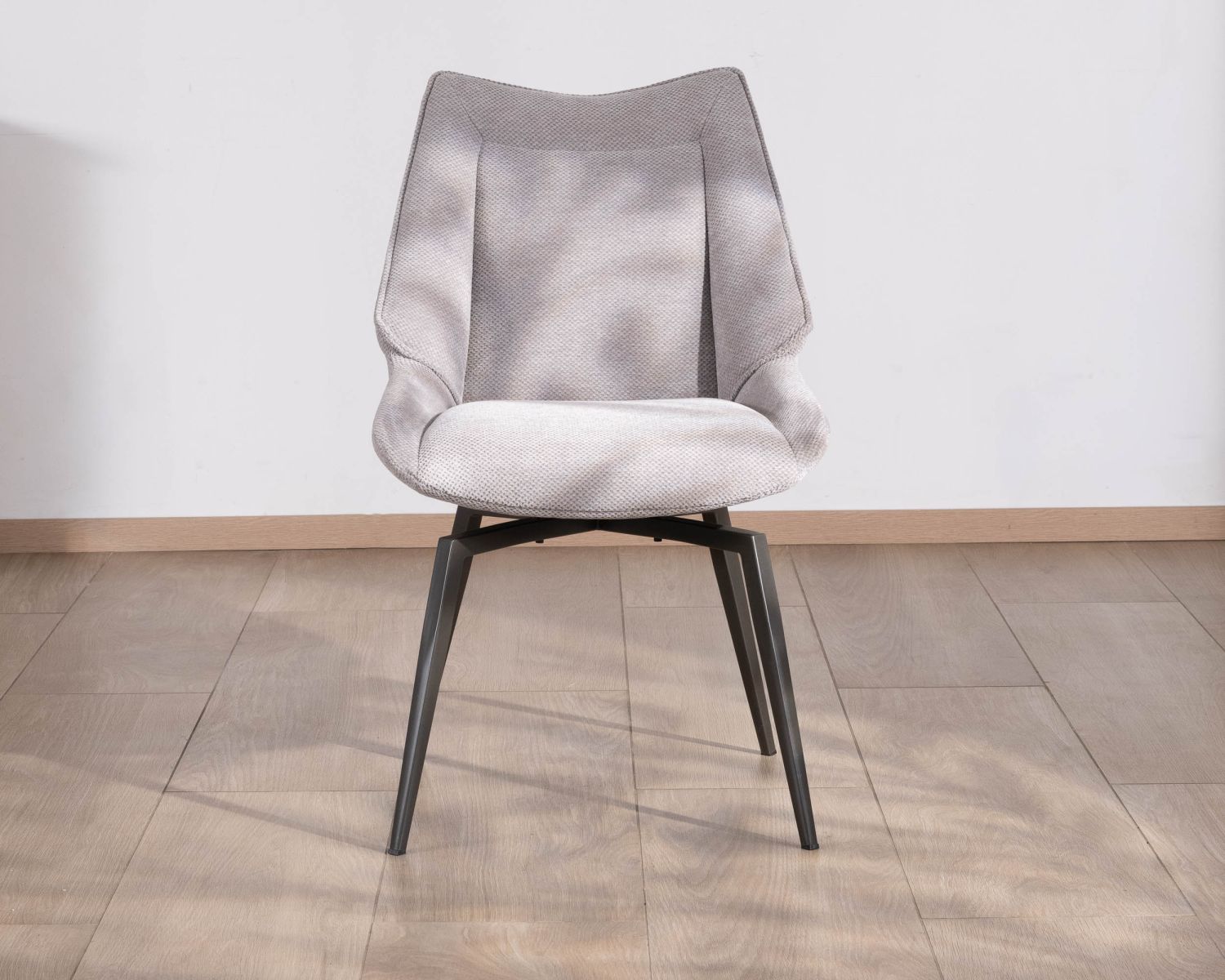 Lot de 2 chaises de repas design et enveloppantes en tissu gris clair "Niko"