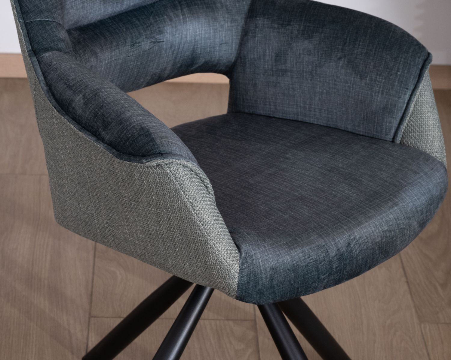 Lot de 2 fauteuils de repas contemporains en tissu bi texture bleu "Chilko" pied pivotant en métal