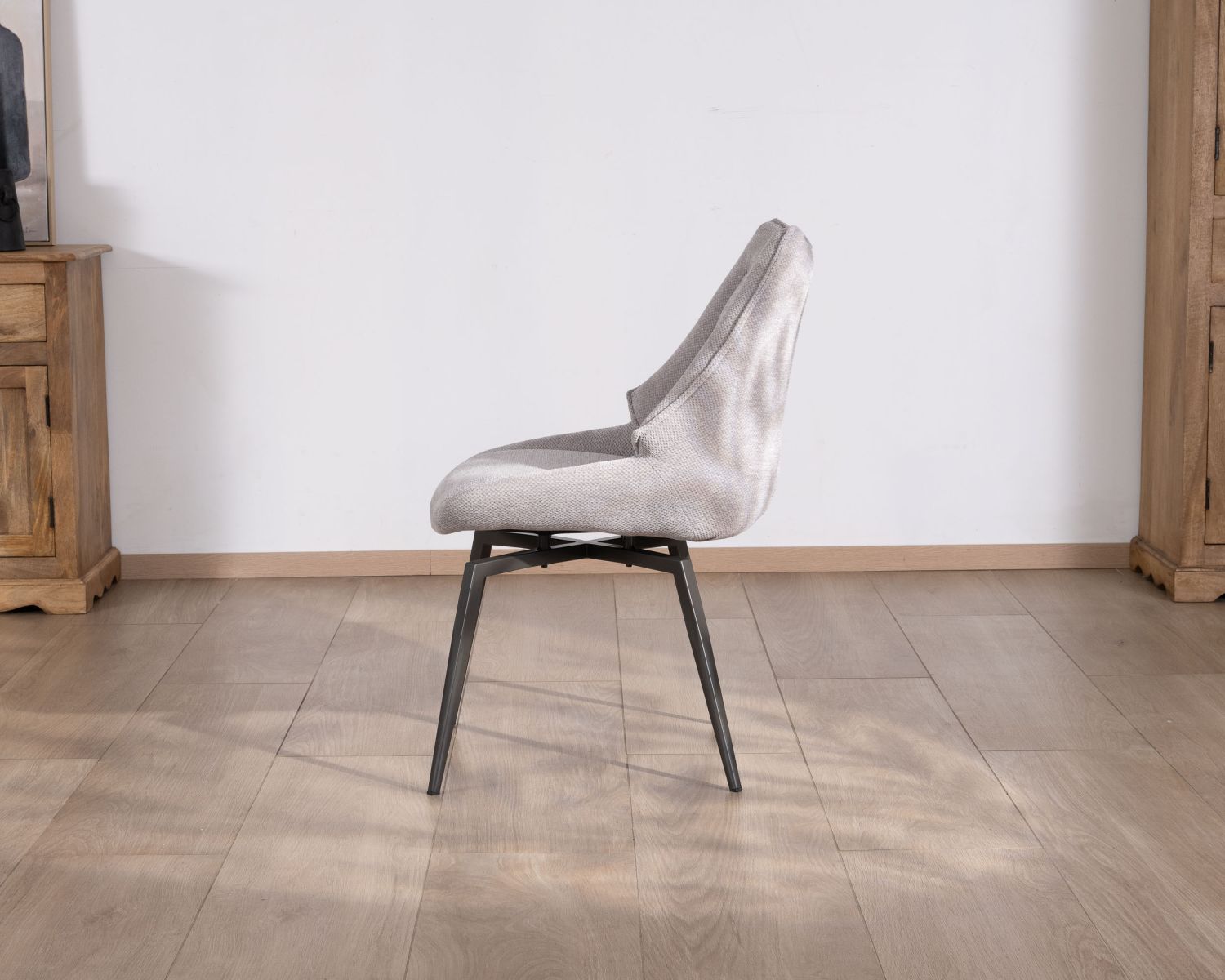 Lot de 2 chaises de repas design et enveloppantes en tissu gris clair "Niko"