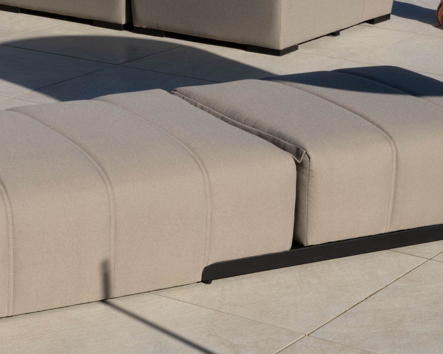 Bain de soleil design épuré en tissu spécial extérieur "Sunset Bay" taupe avec surpiqures