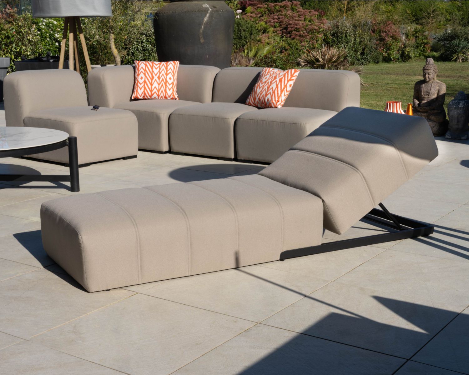 Bain de soleil design épuré en tissu spécial extérieur "Sunset Bay" taupe avec surpiqures