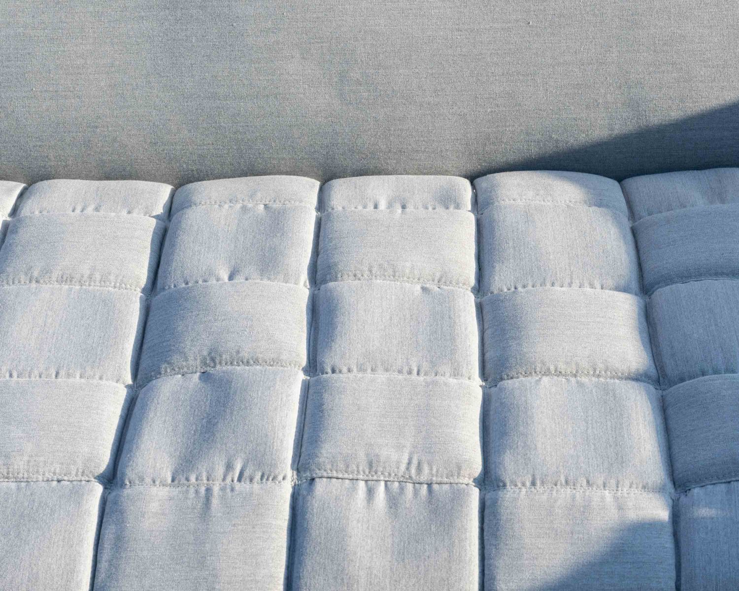 Canapé haut de gamme avec retour droit tissu Sunbrella gris clair "Lombok"