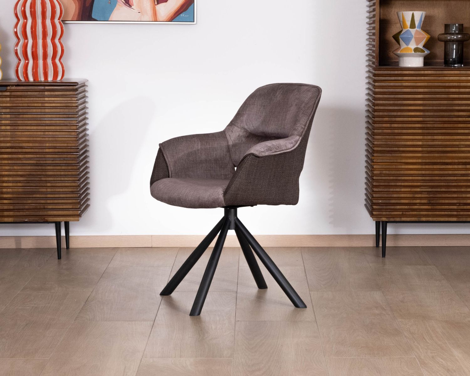 Lot de 2 fauteuils de repas enveloppants en tissu bi texturé chocolat et pied pivotant en métal "Chilko"