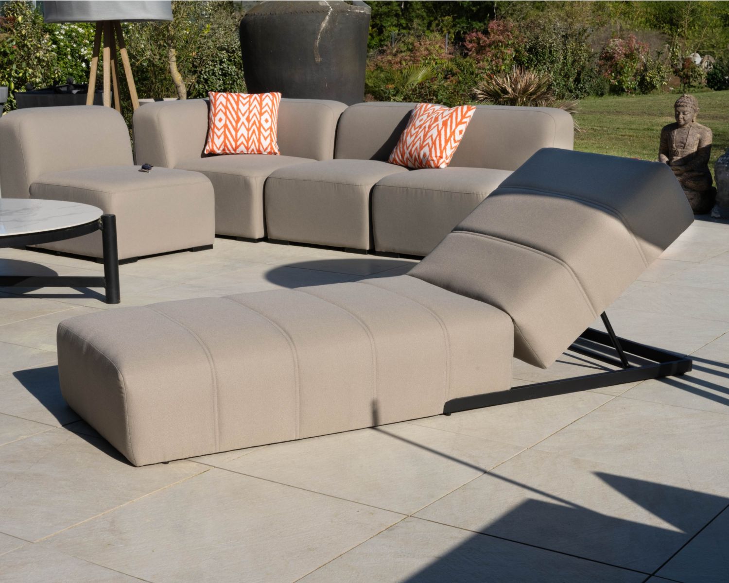 Bain de soleil design épuré en tissu spécial extérieur "Sunset Bay" taupe avec surpiqures