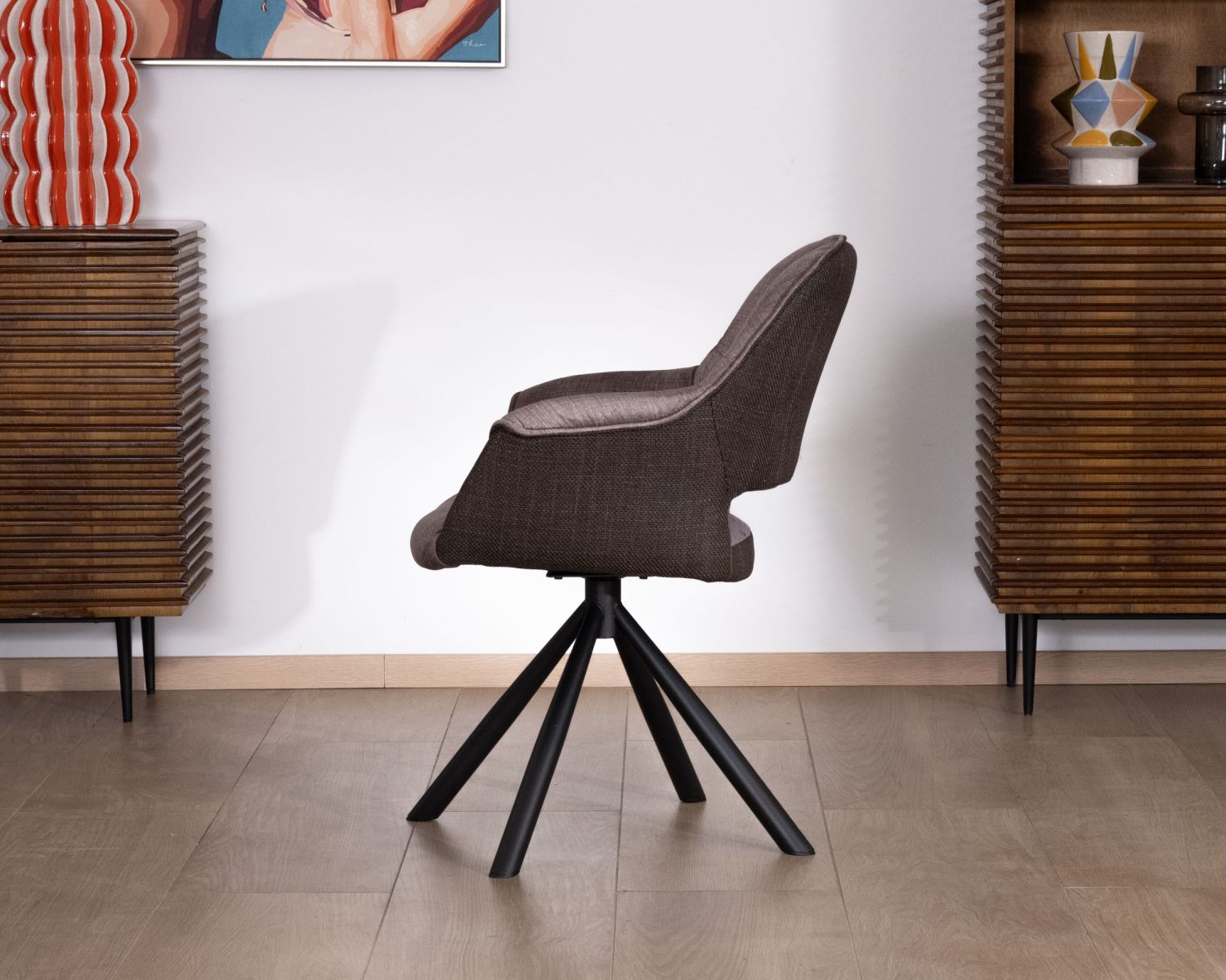 Lot de 2 fauteuils de repas enveloppants en tissu bi texturé chocolat et pied pivotant en métal "Chilko"