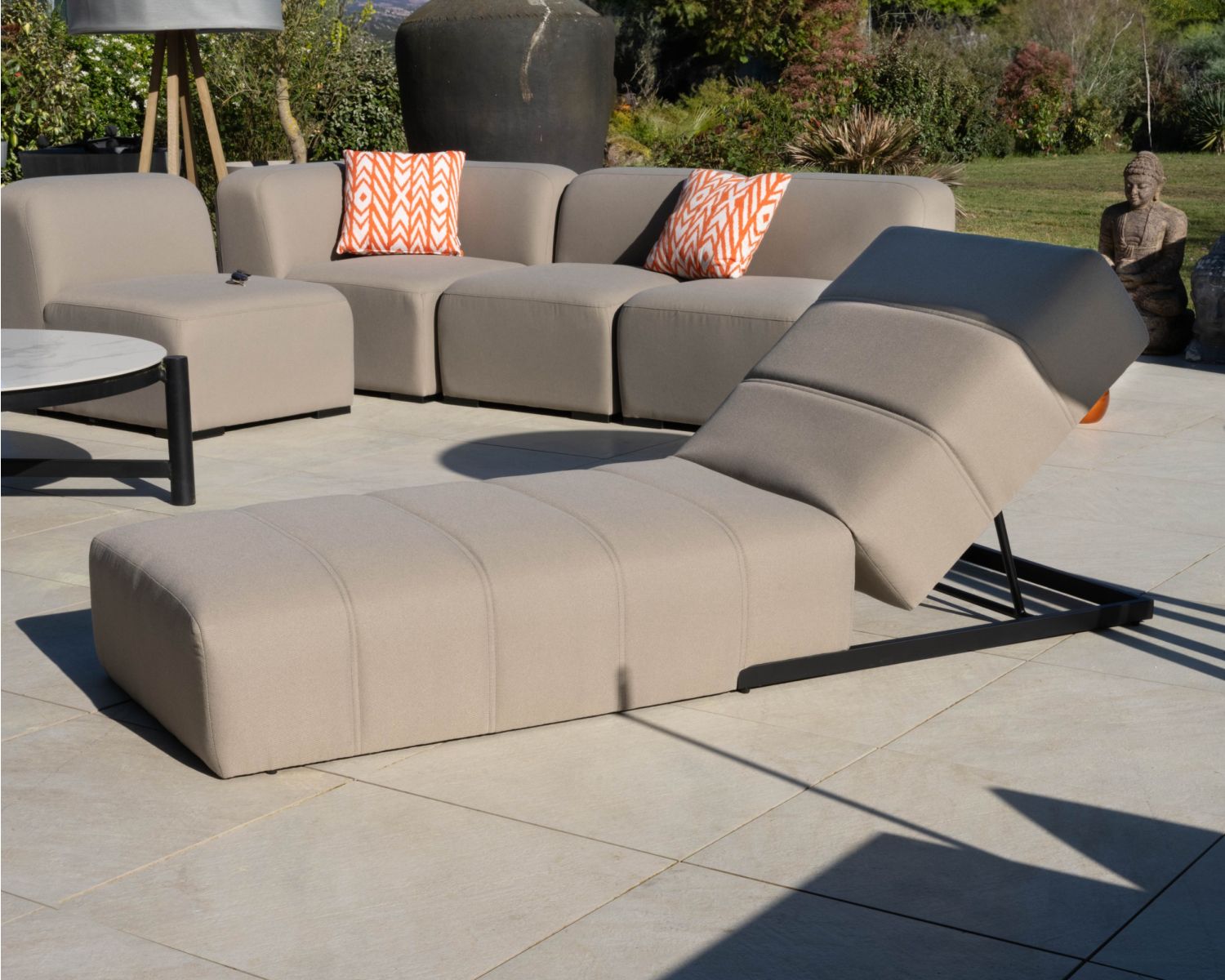 Bain de soleil design épuré en tissu spécial extérieur "Sunset Bay" taupe avec surpiqures