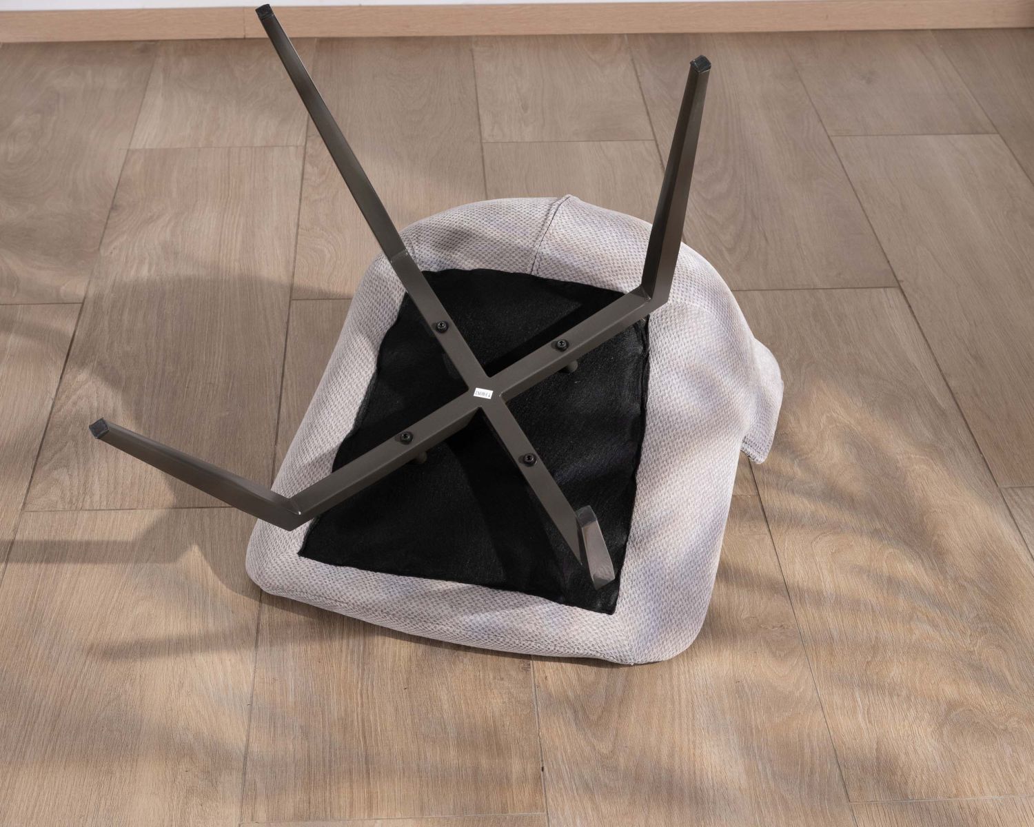 Lot de 2 chaises de repas design et enveloppantes en tissu gris clair "Niko"