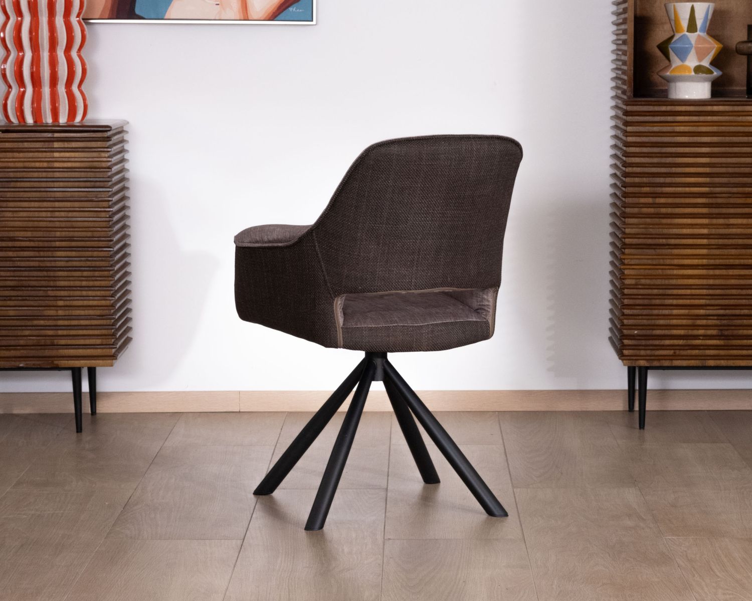 Lot de 2 fauteuils de repas enveloppants en tissu bi texturé chocolat et pied pivotant en métal "Chilko"