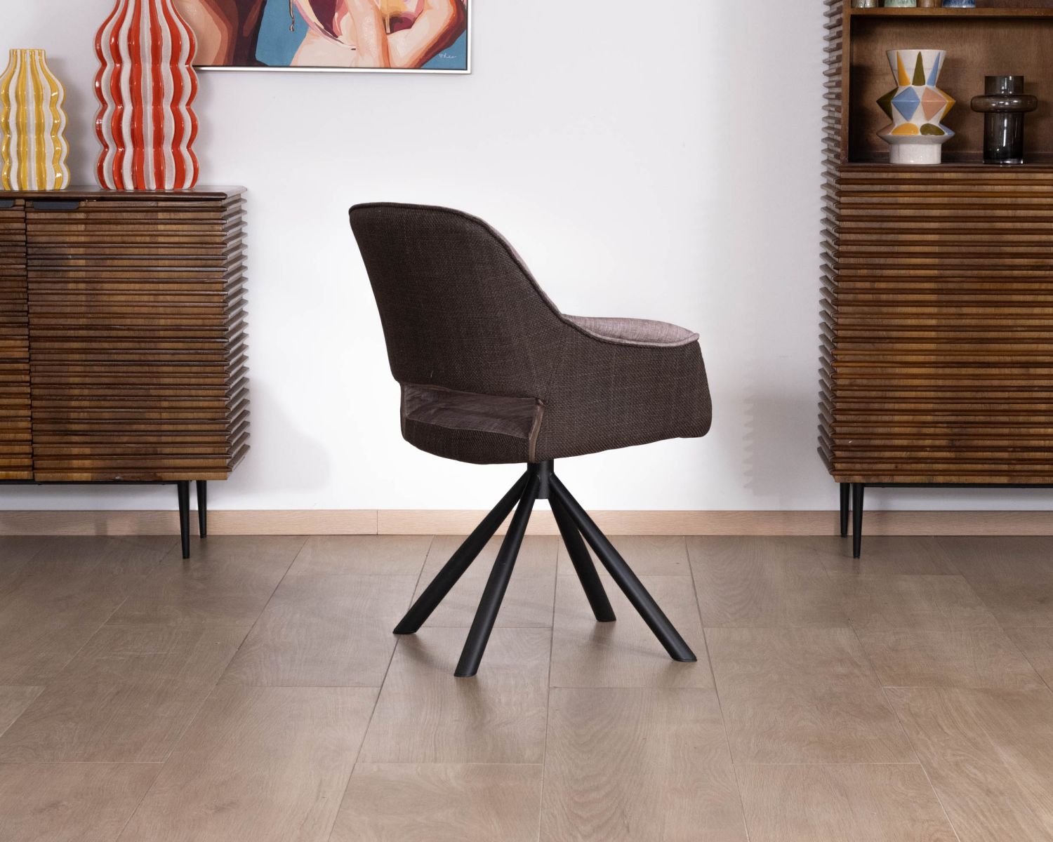 Lot de 2 fauteuils de repas enveloppants en tissu bi texturé chocolat et pied pivotant en métal "Chilko"