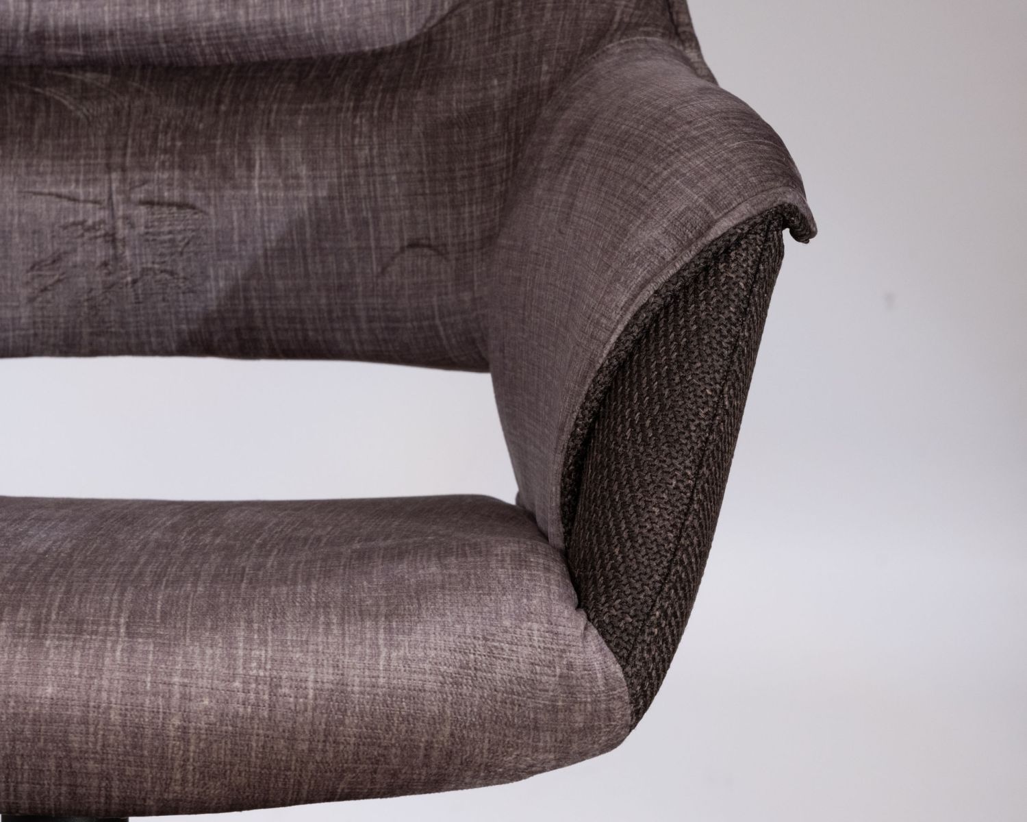 Lot de 2 fauteuils de repas enveloppants en tissu bi texturé chocolat et pied pivotant en métal "Chilko"