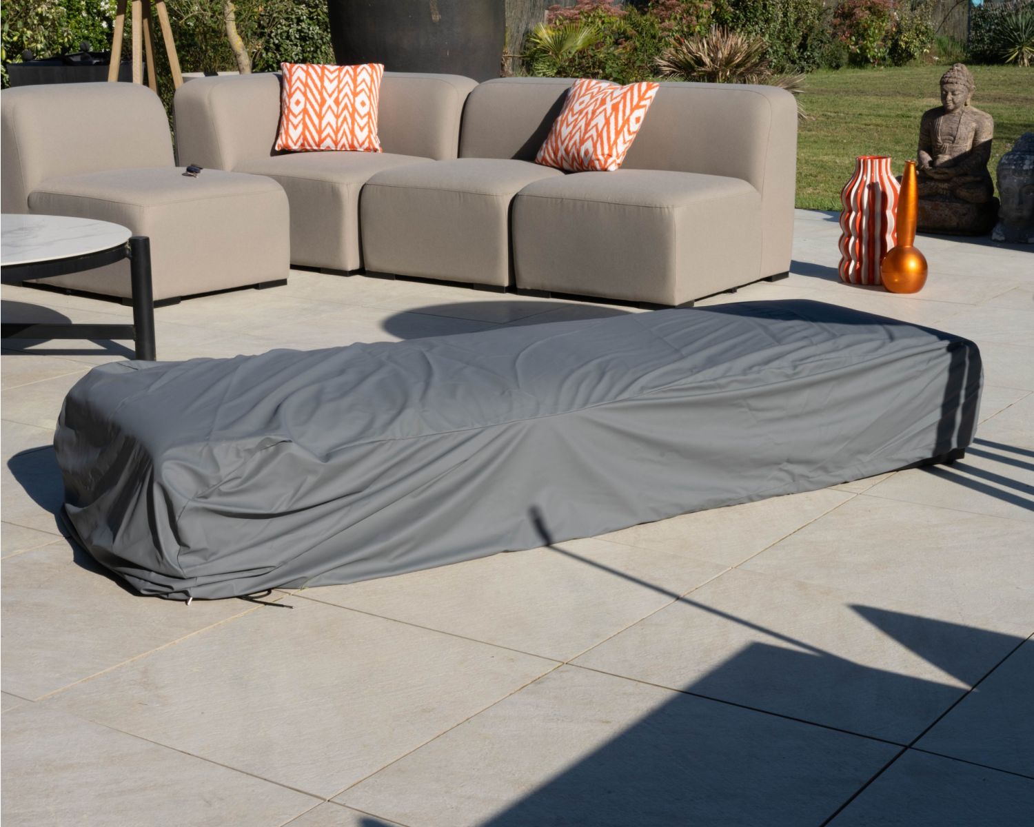 Bain de soleil design épuré en tissu spécial extérieur "Sunset Bay" taupe avec surpiqures