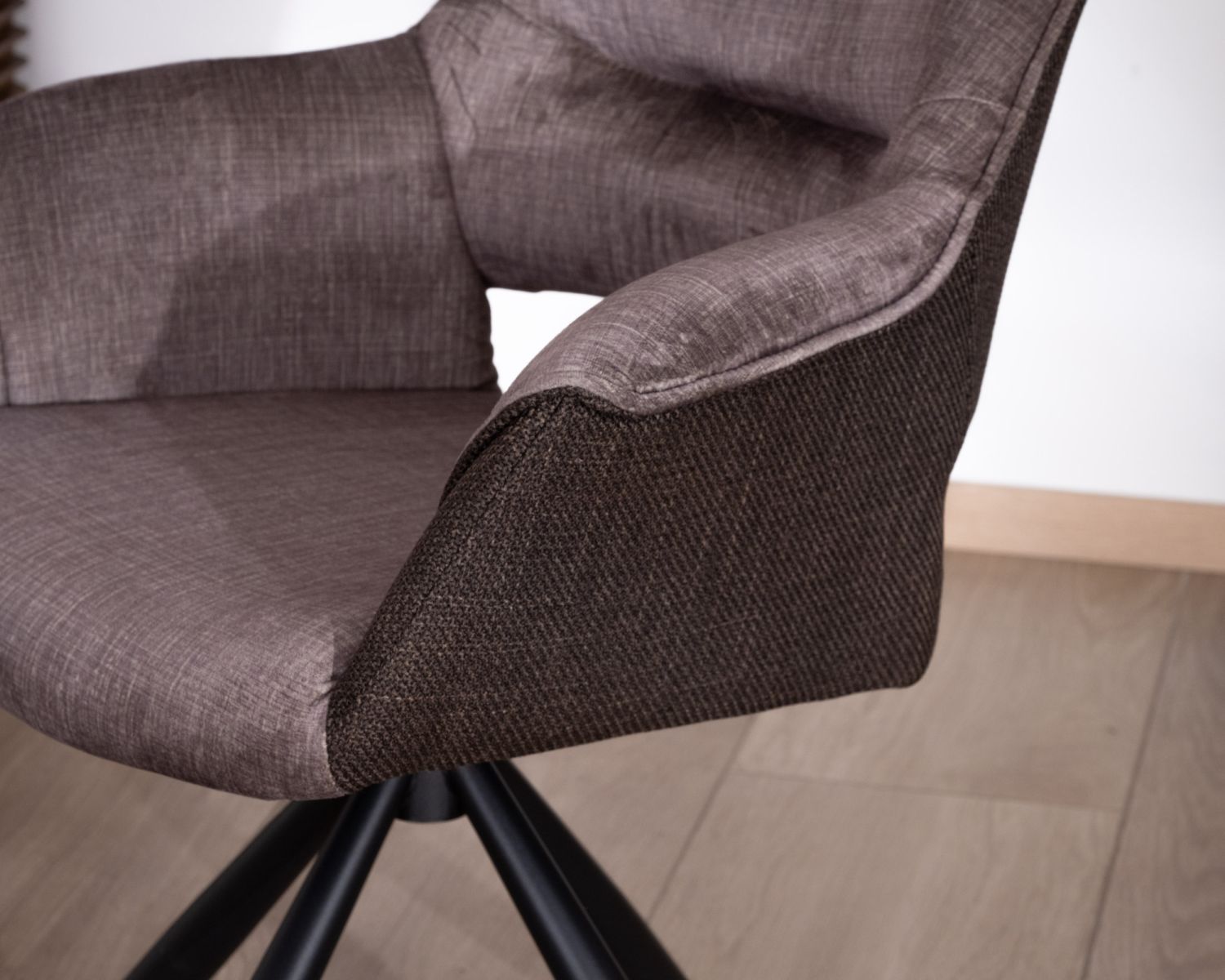 Lot de 2 fauteuils de repas enveloppants en tissu bi texturé chocolat et pied pivotant en métal "Chilko"