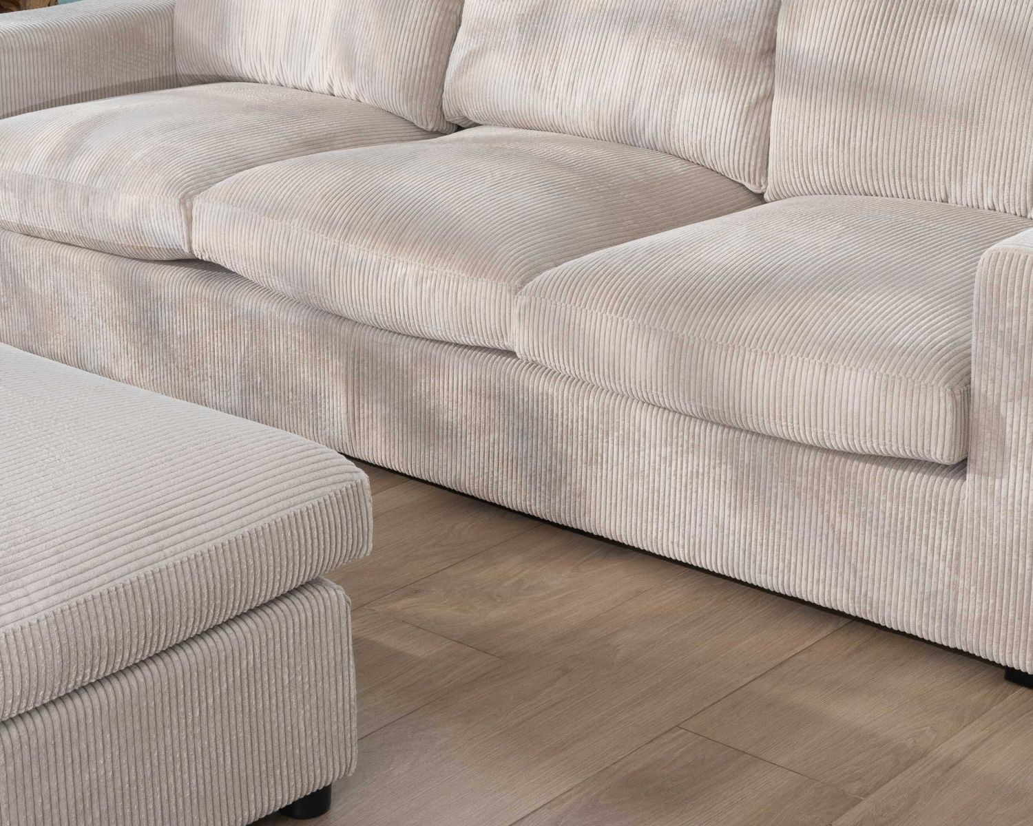 Canapé 3 places avec pouf ottoman carré en velours côtelé gris chaud "Tuléar"