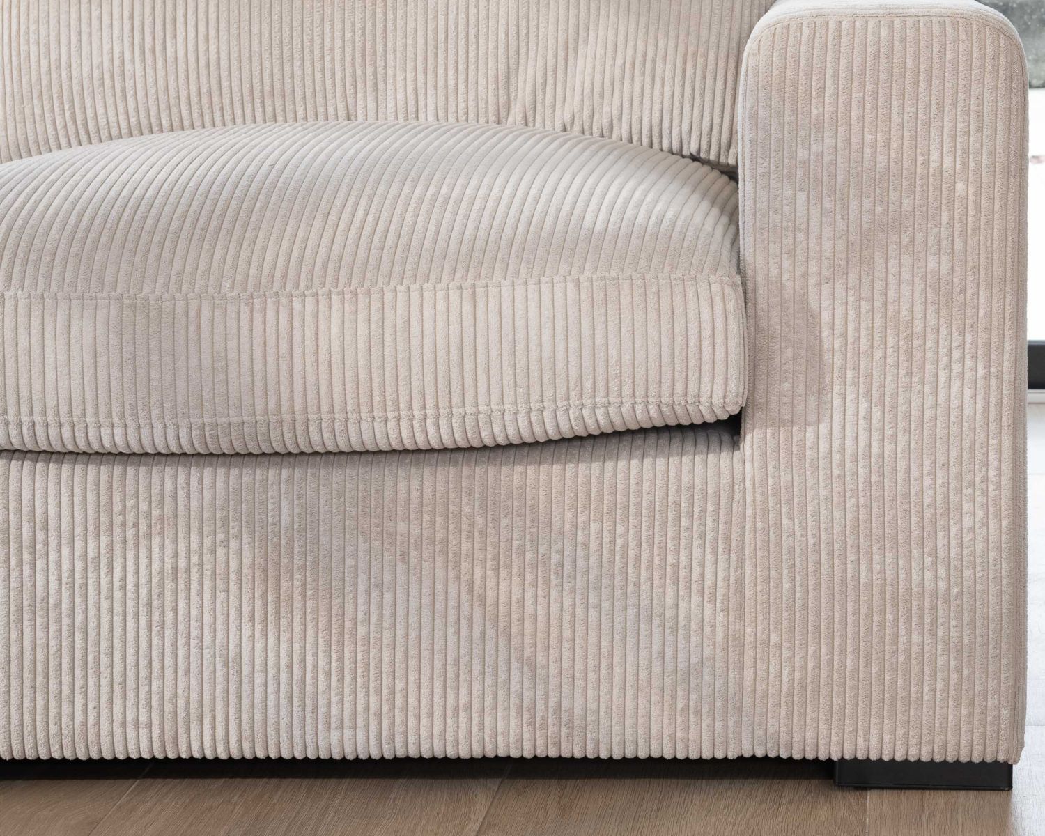 Canapé 3 places avec pouf ottoman carré en velours côtelé gris chaud "Tuléar"