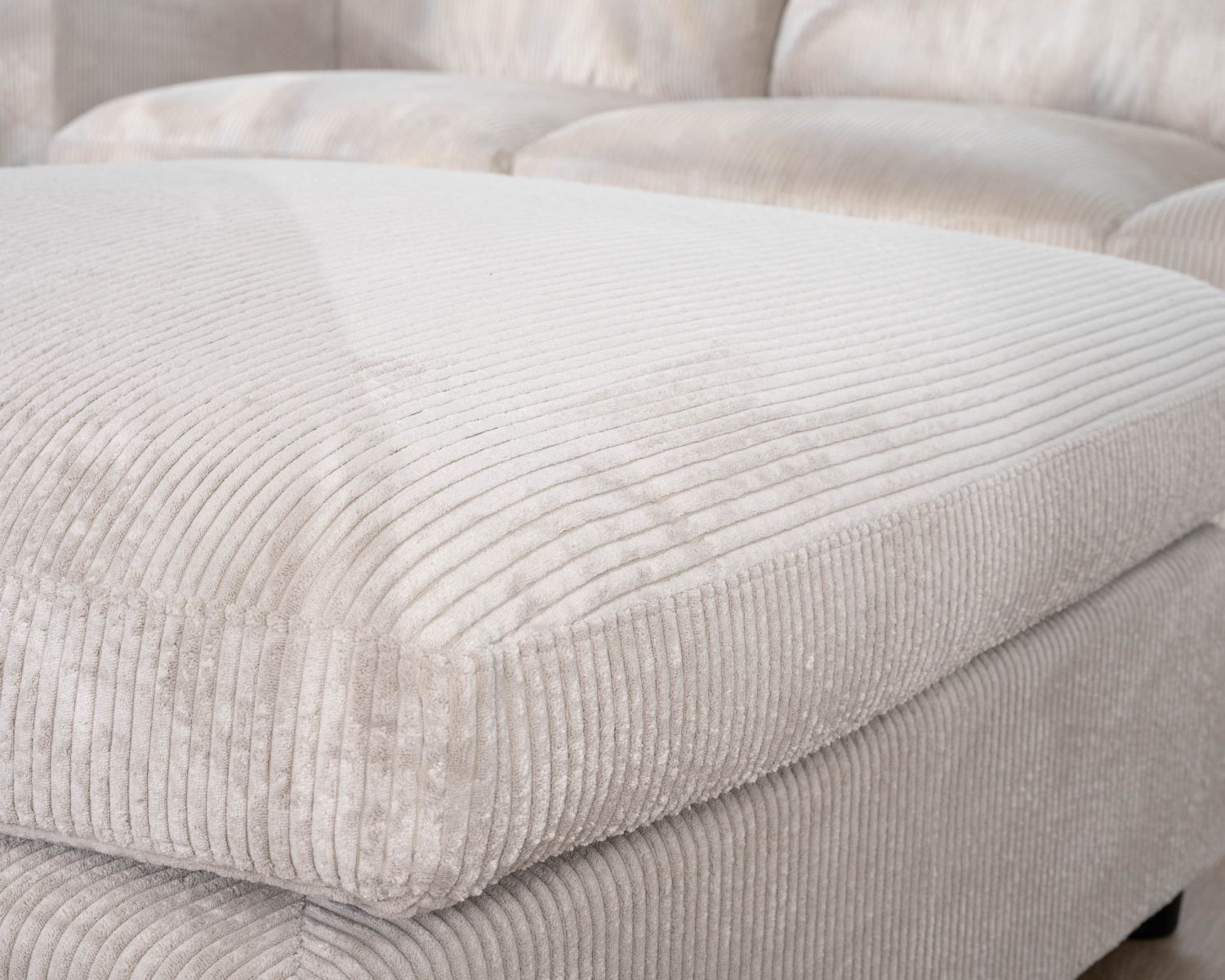 Canapé 3 places avec pouf ottoman carré en velours côtelé gris chaud "Tuléar"