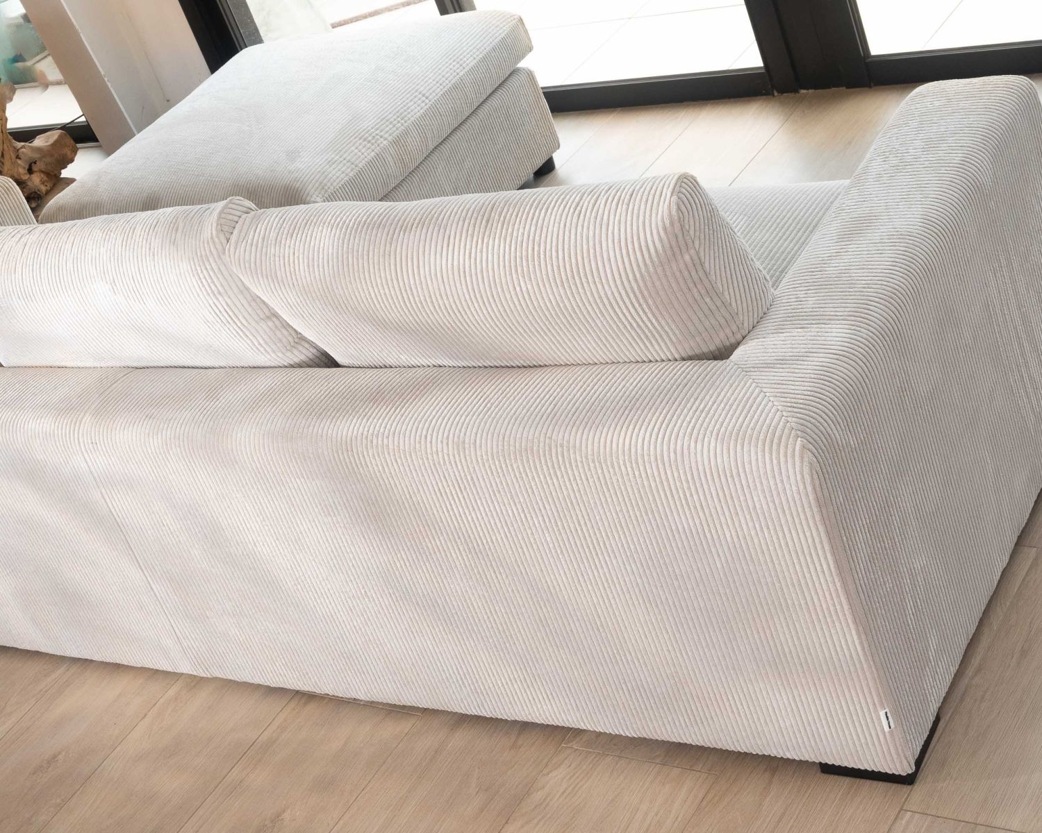 Canapé 3 places avec pouf ottoman carré en velours côtelé gris chaud "Tuléar"