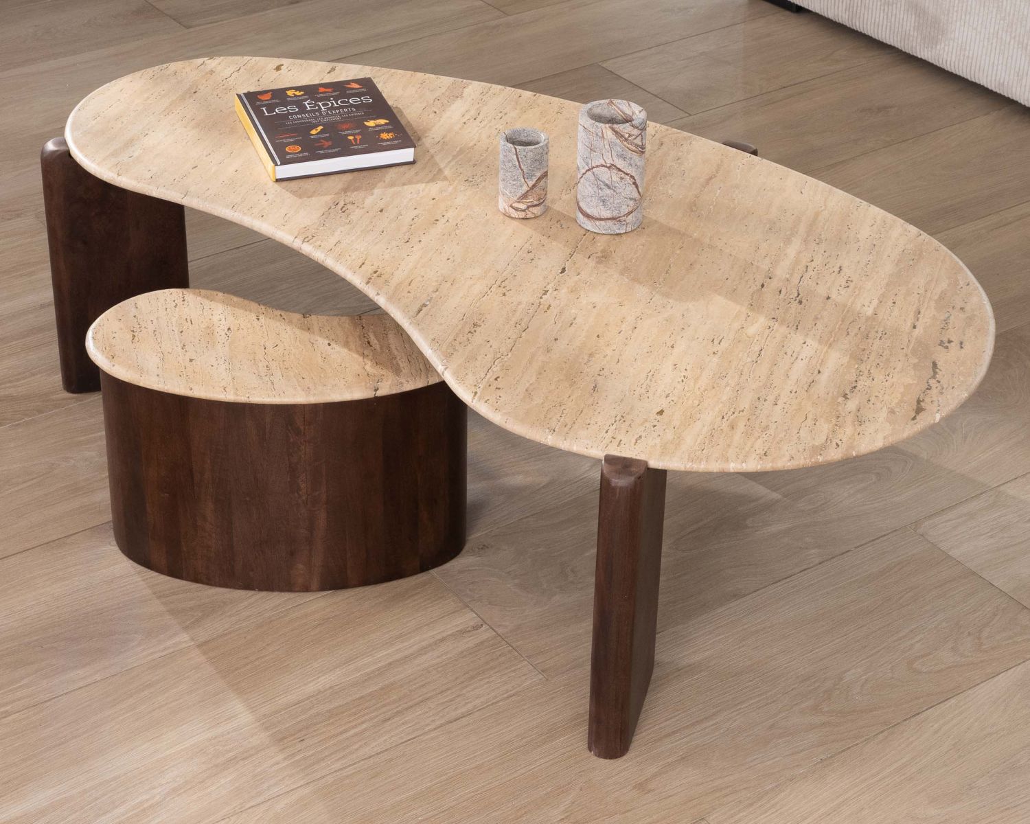 Table d'appoint design en travertin et manguier "Archipel" forme naturelle