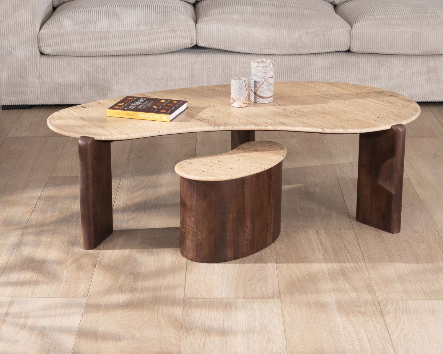 Table d'appoint design en travertin et manguier "Archipel" forme naturelle