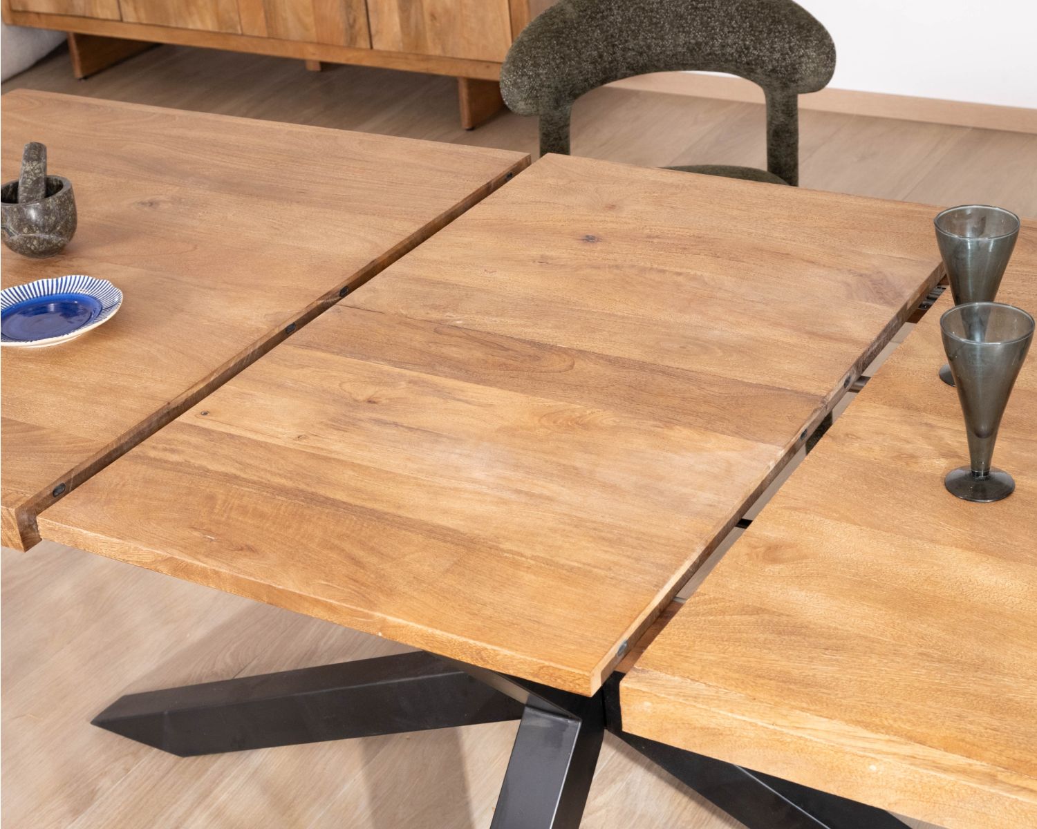 Table de repas extensible 190-250 cm en manguier avec pieds étoile "Maestro"