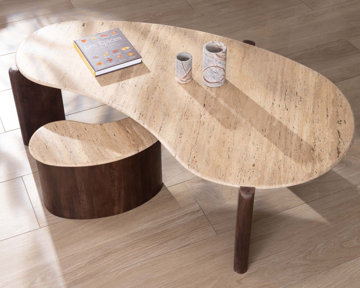 Table d'appoint design en travertin et manguier "Archipel" forme naturelle