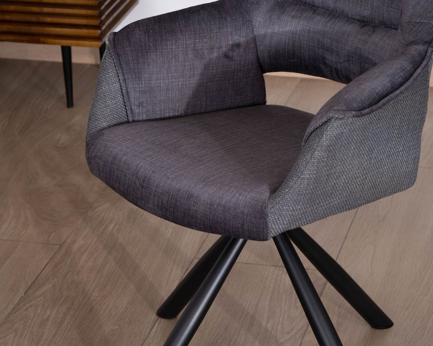 Lot de 2 fauteuils de repas contemporains pivotants sur pied métal noir "Chilko" en tissu bi texturé gris