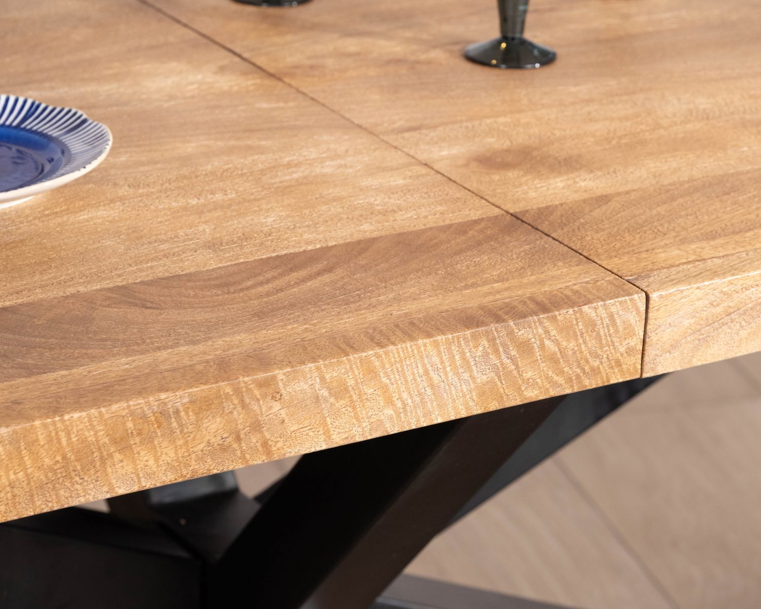 Table de repas extensible 190-250 cm en manguier avec pieds étoile "Maestro"