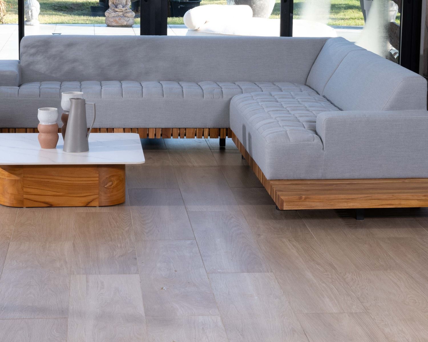 Canapé haut de gamme avec retour droit tissu Sunbrella gris clair "Lombok"