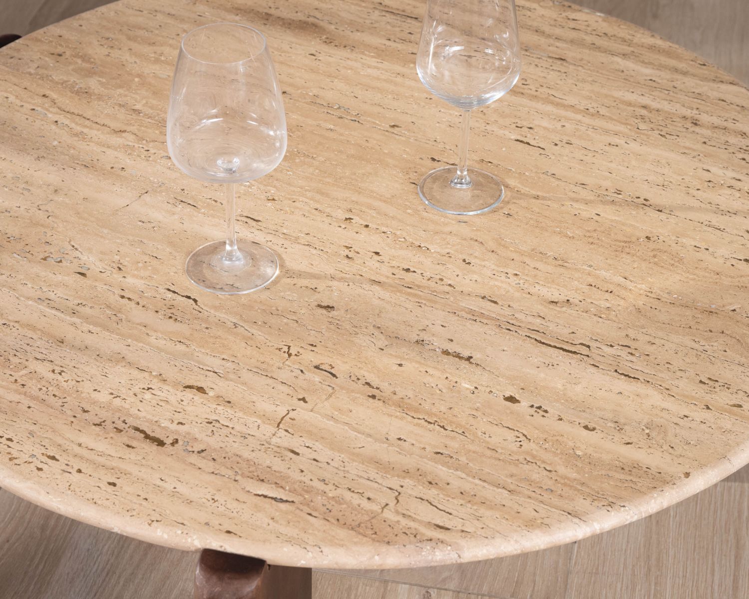 Table de salon ronde en travertin et manguier "Archipel" 90 cm