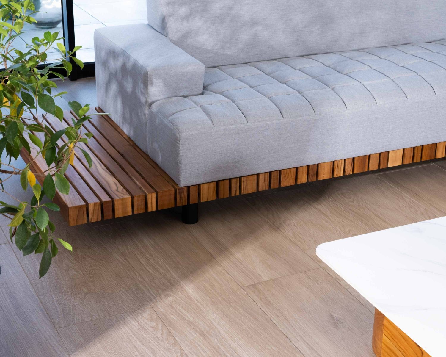 Canapé haut de gamme avec retour droit tissu Sunbrella gris clair "Lombok"