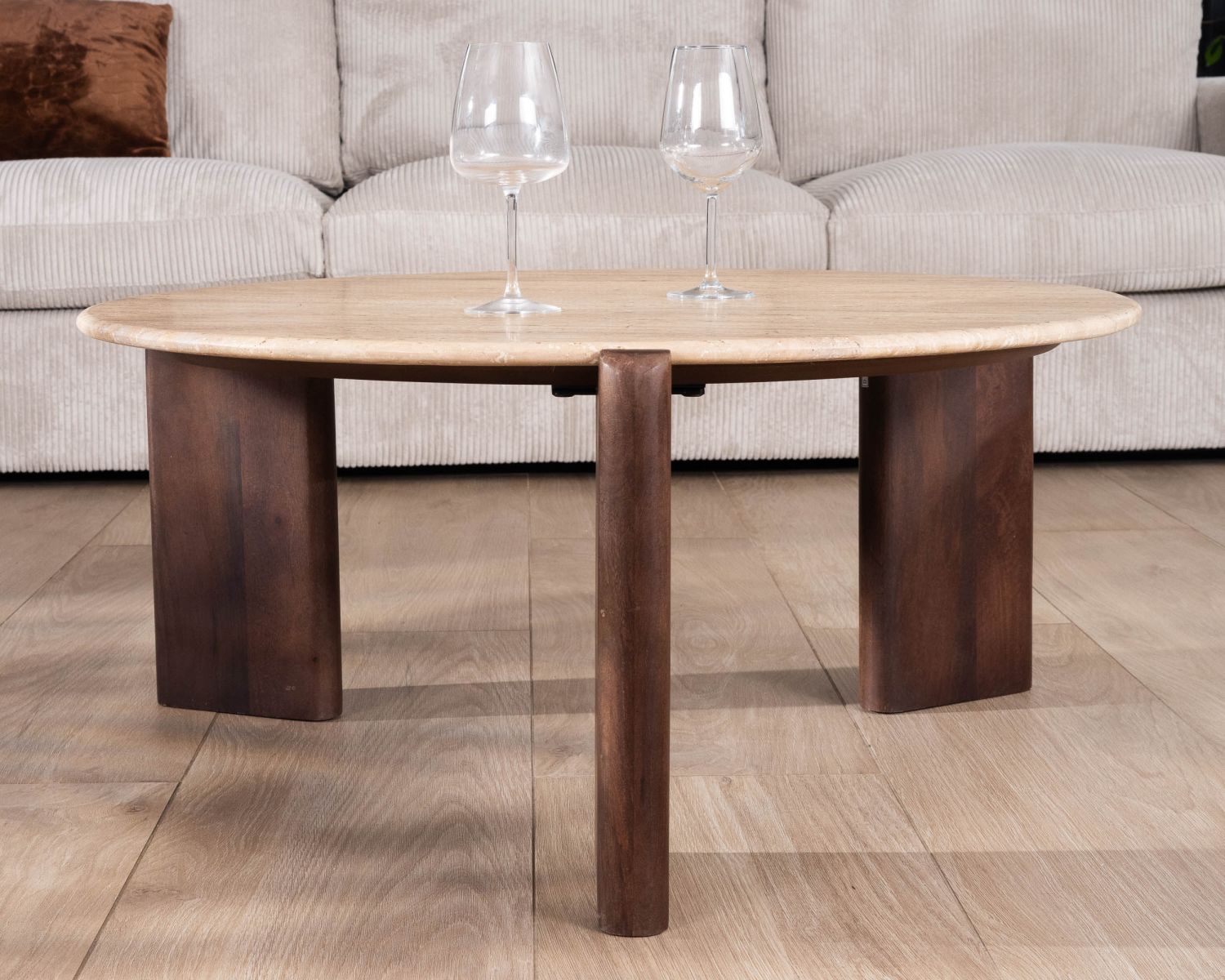 Table de salon ronde en travertin et manguier "Archipel" 90 cm