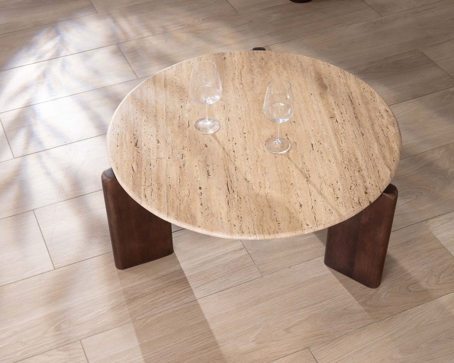 Table de salon ronde en travertin et manguier "Archipel" 90 cm