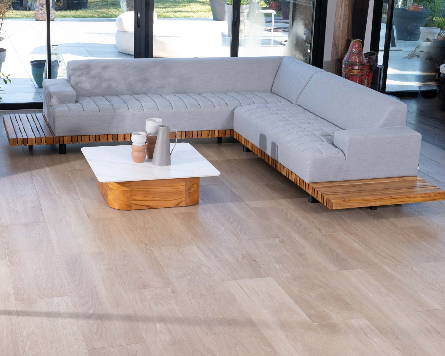 Canapé haut de gamme avec retour droit tissu Sunbrella gris clair "Lombok"