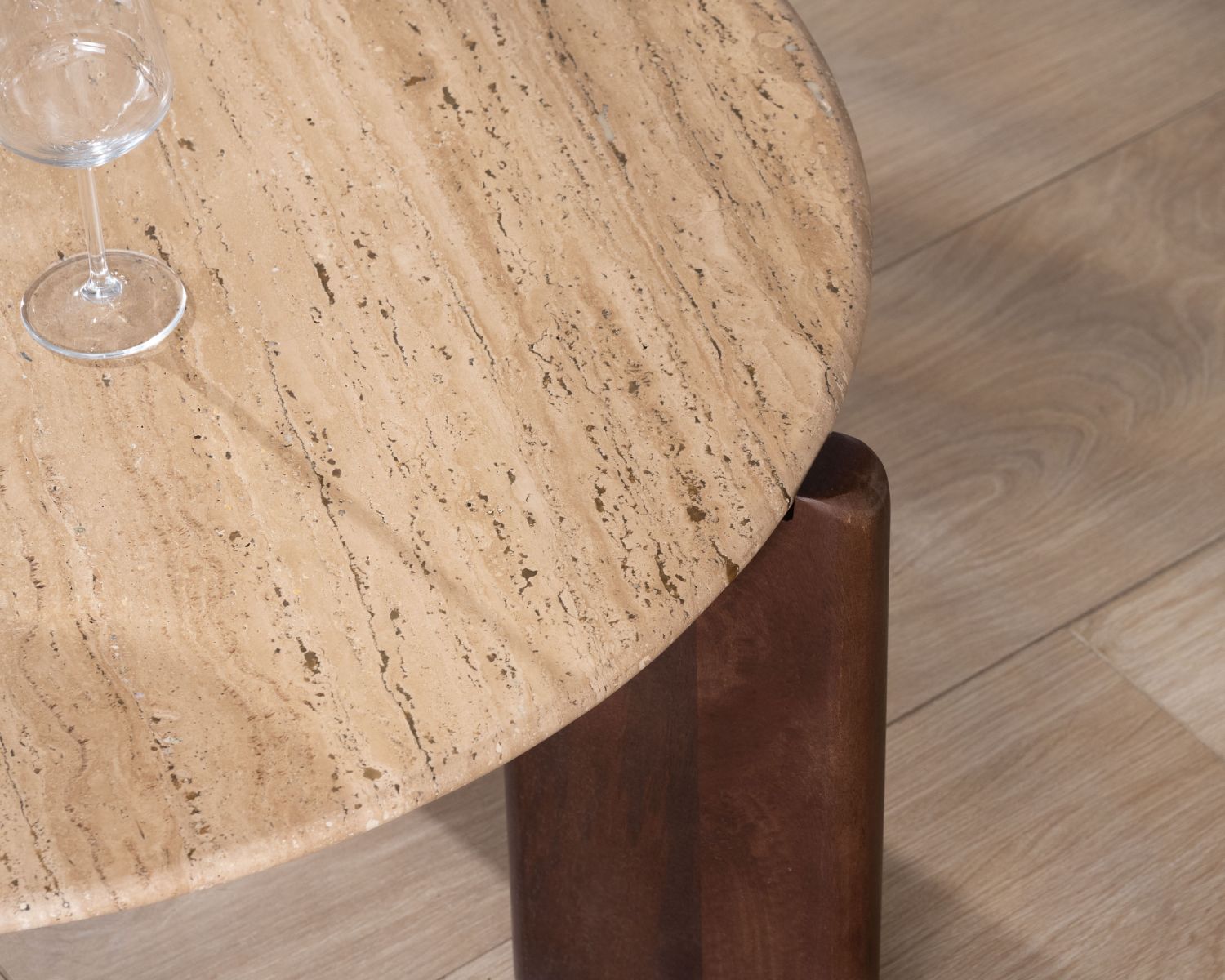 Table de salon ronde en travertin et manguier "Archipel" 90 cm