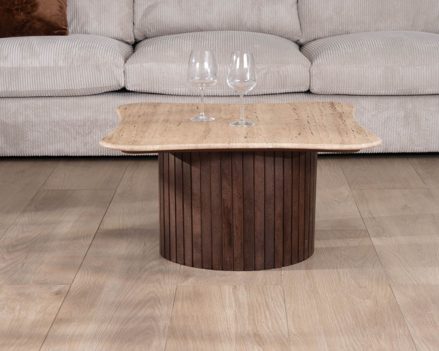 Table basse design en travertin et manguier "Archipel" avec pieds en demi-sphères